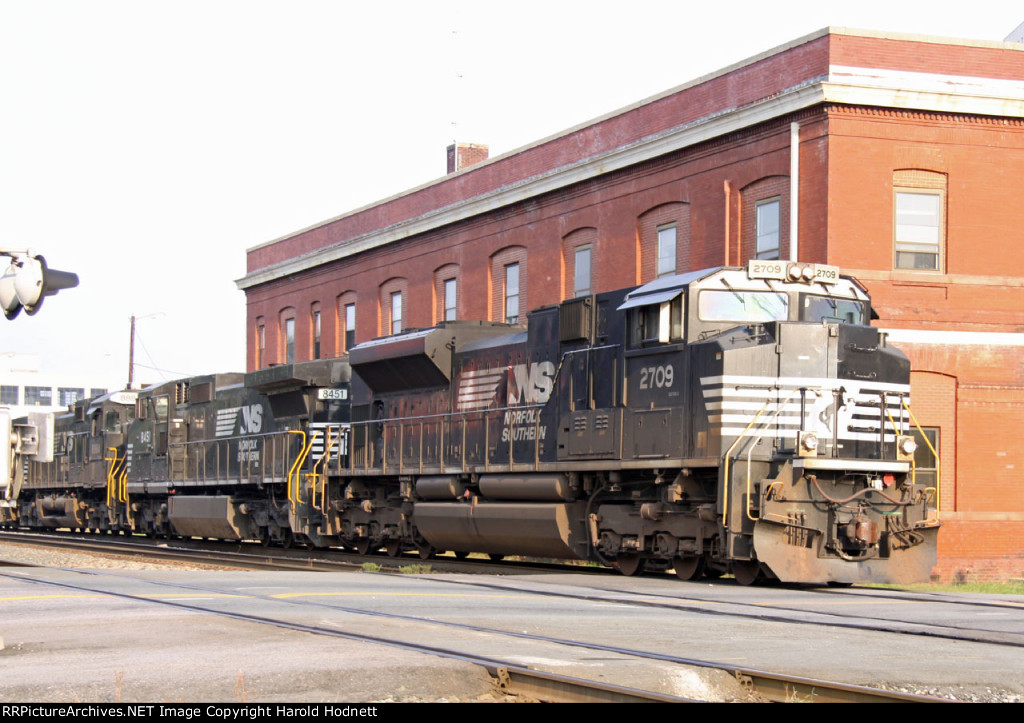 NS 2709 leads train 351 north across Elm Street